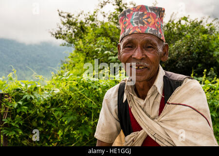 Portrait d'un vieil homme ridé, locaux, portant la coiffe traditionnelle, de la Dhaka topi Banque D'Images