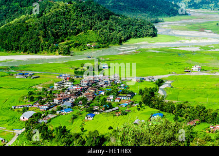 Vue aérienne sur le village, paysage agricole avec des champs de riz et les méandres de harpan khola Banque D'Images