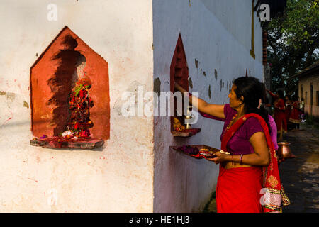 Une femme s'offrant à l'prasad statues des dieux en dehors du temple khadga devi mandir au festival hindouiste darsain Banque D'Images