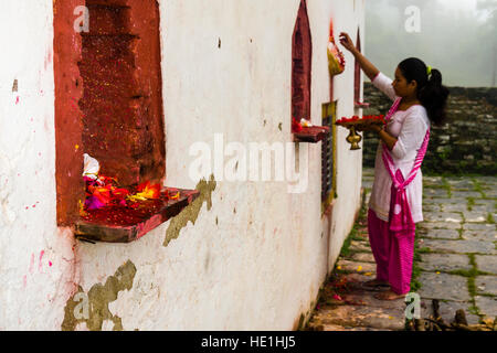 Une femme s'offrant à l'prasad statues des dieux en dehors du temple khadga devi mandir au festival hindouiste darsain Banque D'Images