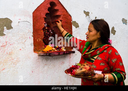 Une femme s'offrant à l'prasad statues des dieux en dehors du temple khadga devi mandir au festival hindouiste darsain Banque D'Images