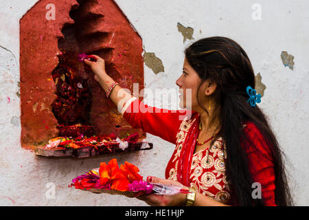 Une femme s'offrant à l'prasad statues des dieux en dehors du temple khadga devi mandir au festival hindouiste darsain Banque D'Images