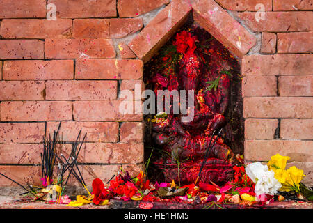 Une petite statue du dieu Ganesh est colorée en dehors du temple khadga devi mandir au festival hindouiste darsain Banque D'Images