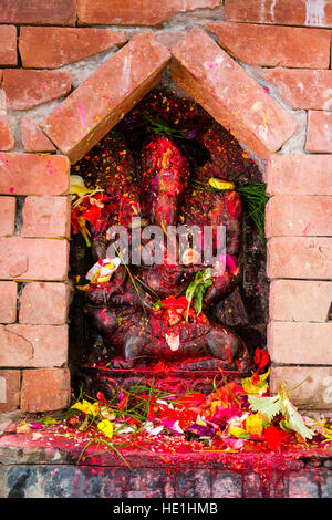 Une petite statue du dieu Ganesh est colorée en dehors du temple khadga devi mandir au festival hindouiste darsain Banque D'Images