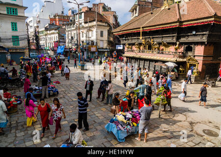 Les gens marchent sur indra chowk en face de temple akash bhairab Banque D'Images