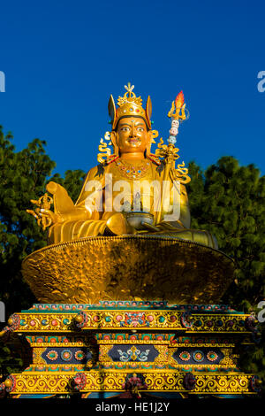 Une grande statue en or de padmasambhava à l'arrière du Temple de Swayambhunath, monkey temple Banque D'Images