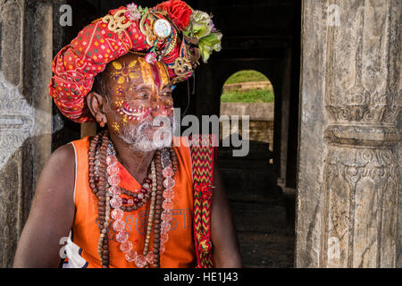 Le portrait d'un sadhu, saint homme, assis à un petit sanctuaire au temple de Pashupatinath sur les rives de la rivière Bagmati Banque D'Images