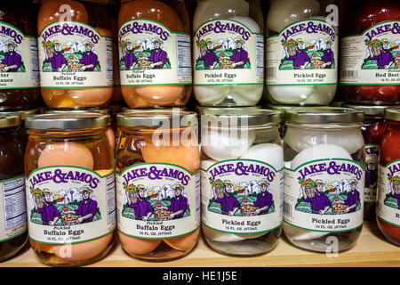 Sarasota Floride, Pinecraft Pine Craft, communauté amish, Yoder's Fresh Market, magasin d'alimentation, intérieur, Jake & Amos oeufs de Buffalo pickled, en bouteille, FL16 Banque D'Images