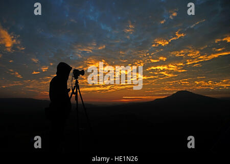 Silhouette d'un photographe à prendre des photos du lever du soleil Banque D'Images
