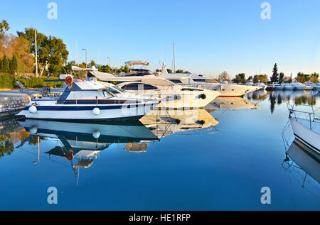 Réflexion sur bateau mer Grèce Alimos Banque D'Images