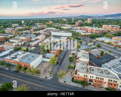 FORT COLLINS, CO, USA - 11 septembre 2016 : le centre-ville de Fort Collins, Colorado, à la fin de l'été l'aube - vue aérienne avec distorsion grand angle et Rocky Banque D'Images