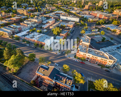 FORT COLLINS, CO, USA - 11 septembre 2016 : le centre-ville de Fort Collins, Colorado, à la fin de l'été lever du soleil - vue aérienne grand angle avec distorsion. Banque D'Images