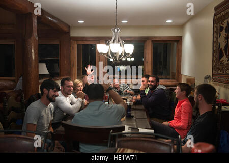 Ricky Rose Jr. et le sergent. O'Neil août hi-air que cinq guides Stock Cami une réflexion conversation avec les anciens combattants de l'armée américaine en ce qui concerne leurs histoires de vie individuelles pendant le dîner à un Adaptive Sports Camp de Crested Butte, Colorado. Chaque nuit du camp s'est terminé par une nuit de réflexion et de conversations thérapeutiques. Le camp a été conçu en vue de favoriser les anciens combattants militaires à un trouble de stress post-traumatique, d'amputations et d'autres blessures par le biais de manifestations sportives de plein air. /Le s.. Vernon Young Jr. Banque D'Images