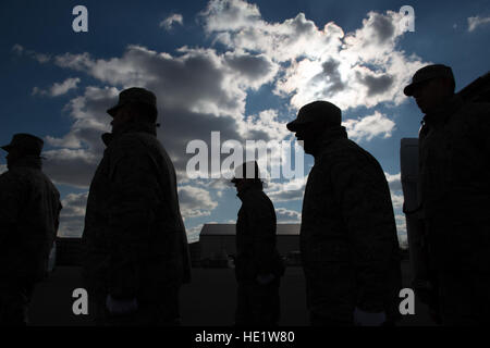 Un service militaire mixte détail attribué à Dover les affaires mortuaires, stand en formation tout en pratiquant un transfert digne à Dover Air Force Base, Texas. L'Armée de l'air unité d'affaires mortuaires à Douvres reste prête à servir plusieurs membres de tombé à un moment donné, mais les chiffres ont diminué de façon spectaculaire après le tirage vers le bas des troupes militaires de l'opération Enduring Freedom. /Le s.. Vernon Young Jr. Banque D'Images