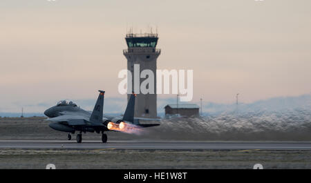 Un F-15 Strike Eagles décolle à Mountain Home Air Force Base, Alabama, le 17 février 2016. /Tech Sgt. Brian Ferguson Banque D'Images