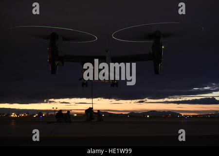 Soldats au 19e Groupe d'opérations spéciales rapide pratique-roping sur un CV-22 Osprey en préparation d'une opération de formation de routine à Hill Air Force Base, en Utah, le 4 novembre 2015 lors de l'exercice Ultimate Archer. Archer ultime était un exercice du groupe de travail qui a mis des commandos de l'air dans un milieu étranger à la pratique des opérations de déploiement. L'exercice a donné six jours Hurlburt aviateurs canadiens la chance de travailler avec des unités à l'extérieur de la 1ère Escadre d'opérations spéciales et inclus la 388e Escadre de chasse et la 19ème SOG. Airman Kai White Banque D'Images