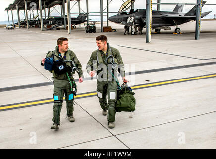 Le major Garret Dover, à gauche, et le Major Ethan Sabin à pied de la ligne de vol à Mountain Home Air Force Base, Texas le Mercredi, Février 17, 2016, après un essai en vol du F-35A en vue d'évaluer l'intégration de l'appareil et des performances sur des missions d'appui aérien rapproché. Test de fonctionnement et d'évaluation Six F-35 et plus de 85 aviateurs du 31ème escadron d'essai et d'évaluation, stationné à Edwards Air Force Base, a mené le premier déploiement de la simulation test F-35A, plus précisément d'exécuter trois principaux ensembles de la mission de la capacité opérationnelle initiale : suppression des défenses aériennes ennemies, près ai Banque D'Images