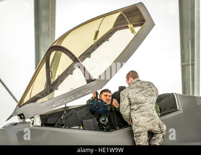 Le major Ethan Sabin du 31ème escadron d'essai et d'évaluation, ses mains sacs de vol à un membre d'équipage au sol après un vol d'essai du F-35A à Mountain Home AFB, Idaho, Feb 17, 2016. Test de fonctionnement et d'évaluation Six F-35 et plus de 85 aviateurs du 31e tes, une unité de locataire à Edwards Air Force Base, en Californie, s'est rendu à Mountain Home AFB pour effectuer les premiers tests de déploiement de la simulation F-35A, plus précisément d'exécuter trois principaux ensembles de la mission de la capacité opérationnelle initiale : suppression des défenses aériennes ennemies, l'appui aérien rapproché et d'interdiction aérienne. J.M. Eddins Jr. Banque D'Images