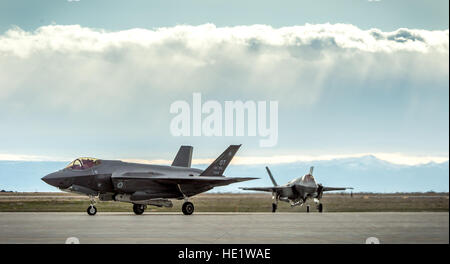 F-35 comme du 31ème escadron d'essai et d'évaluation, l'unité d'un locataire à Edwards Air Force Base, Californie, taxi retour à la ligne de vol à Mountain Home AFB, Idaho, Feb 19, 2016. Test de fonctionnement et d'évaluation Six F-35 et plus de 85 aviateurs du 31e tes rendu à Mountain Home AFB pour effectuer les premiers tests de déploiement de la simulation F-35A, plus précisément d'exécuter trois principaux ensembles de la mission de la capacité opérationnelle initiale : suppression des défenses aériennes ennemies, l'appui aérien rapproché et d'interdiction aérienne. J.M. Eddins Jr. Banque D'Images