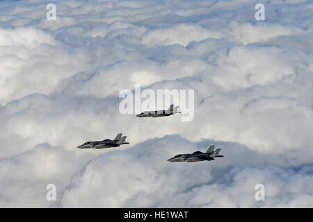 Trois F-35 Lightning II des avions de chasse de la 31e Escadron d'essai et d'évaluation sur la gamme mouche près de Mountain Home Air Force Base, Alabama, le 17 février 2016. /Tech Sgt. Brian Ferguson Banque D'Images