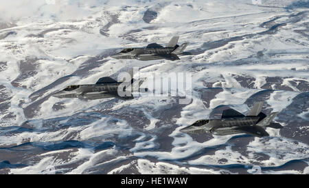 Trois F-35 Lightning II des avions de chasse de la 31e Escadron d'essai et d'évaluation sur la gamme mouche près de Mountain Home Air Force Base, Alabama, le 17 février 2016. /Tech Sgt. Brian Ferguson Banque D'Images