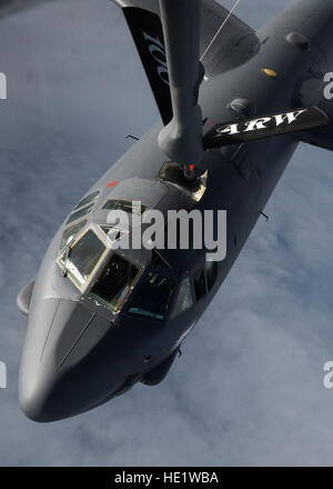 A B-52 Stratofortress de Base aérienne de Barksdale, en Louisiane, reçoit de carburant un KC-135 Stratotanker attribué à Royal Air Force Mildenhall, Angleterre, au cours de la région de Trøndelag en Norvège, et qui participent à l'exercice Cold Response. L'exercice les forces maritimes, terrestres, aériennes et de souligner la capacité de l'OTAN de défense contre toute menace dans tout environnement. /Senior Airman Victoria H. Taylor Banque D'Images