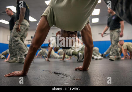 Le s.. Christopher Maire, 60e Escadron des Forces de sécurité, le patrouilleur, Travis Air Force Base, en Californie, les souches de terminer un exercice physique au cours d'une session de formation dans la première semaine de cours de Qualification le Phoenix Raven at Joint Base McGuire-Dix-Lakehurst, New Jersey. La formation intensive de trois semaines, 12 heures par jour cours couvre des sujets tels que la sensibilisation aux différences culturelles, les aspects juridiques des opérations de l'ambassade, l'aérodrome, des techniques d'enquête, de sensibilisation des explosifs et munitions, d'avions, des recherches et des techniques d'auto-défense. Les élèves sont exposés à plus de 70 Utilisation de la vigueur des scénarios où stress Banque D'Images