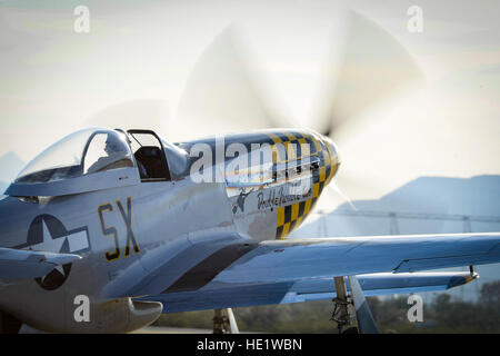 Un P-51 Mustang taxis la piste à la base aérienne Davis-Monthan Air Force Base le 4 mars 2016. Le P-51 a été participant à la lutte contre l'air CommandÕs Vol du patrimoine Cours de formation, un programme qui dispose d'avions de chasse moderne/voler aux côtés la Seconde Guerre mondiale, guerre de Corée, guerre du Vietnam et d'aéronefs de l'oreille. Tech. Le Sgt. Brandon Shapiro Banque D'Images