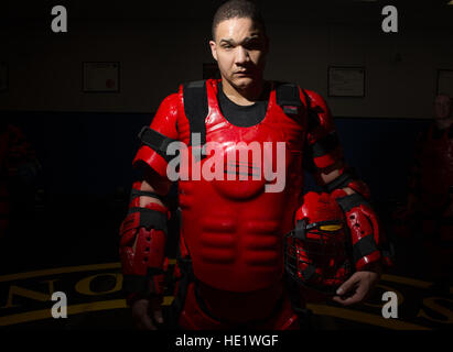 Le Sgt Tech. Kenton gris, 421e Escadron d'entraînement au combat, Phoenix Raven chargé de cours, pose pour un portrait portant un costume Redman après une journée de formation avec Phoenix Raven les élèves. Raven Phoenix charger des instructeurs des forces de sécurité au moyen d'un patrouilleur de 22 jours de cours tenue à Joint Base McGuire-Dix-Lakehurst, New Jersey. La formation intensive de trois semaines, 12 heures par jour cours couvre des sujets tels que la sensibilisation aux différences culturelles, les aspects juridiques des opérations de l'ambassade, l'aérodrome, des techniques d'enquête, de sensibilisation des explosifs et munitions, d'avions, des recherches et des techniques d'auto-défense. Les élèves sont exposés à plus de t Banque D'Images