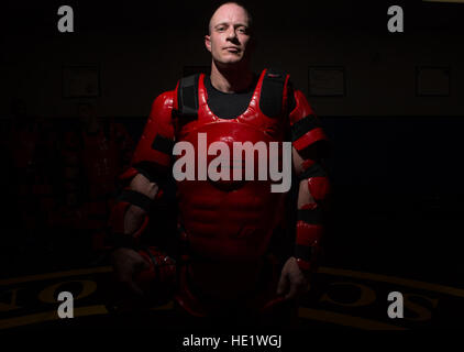 Le Sgt Tech. Trevor Casebolt, 421e Escadron d'entraînement au combat, Phoenix Raven chargé de cours, pose pour un portrait portant un costume Redman après une journée de formation avec Phoenix Raven les élèves. Raven Phoenix charger des instructeurs des forces de sécurité au moyen d'un patrouilleur de 22 jours de cours tenue à Joint Base McGuire-Dix-Lakehurst, New Jersey. La formation intensive de trois semaines, 12 heures par jour cours couvre des sujets tels que la sensibilisation aux différences culturelles, les aspects juridiques des opérations de l'ambassade, l'aérodrome, des techniques d'enquête, de sensibilisation des explosifs et munitions, d'avions, des recherches et des techniques d'auto-défense. Les élèves sont exposés à mo Banque D'Images