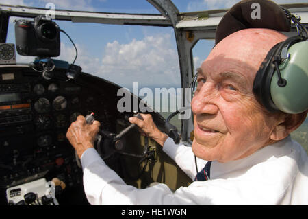 Plus haut rang atteint/grade durant le raid / Le Lieutenant Robert E. Cole, co-pilote et survivant du Raid de Doolittle sur Tokyo, heureusement à l'essai un modèle de détention sur la base aérienne d'Eglin avant la formation au 5ème Raid de Doolittle Duke sur le terrain le 31 mai 2008. Lance Cheung Banque D'Images