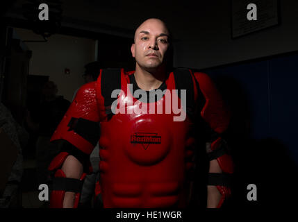 Le Sgt Tech. Brian Cantu, 421e Escadron d'entraînement au combat, Phoenix Raven chargé de cours, pose pour un portrait portant un costume Redman après une journée de formation avec Phoenix Raven les élèves. Raven Phoenix charger des instructeurs des forces de sécurité au moyen d'un patrouilleur de 22 jours de cours tenue à Joint Base McGuire-Dix-Lakehurst, New Jersey. La formation intensive de trois semaines, 12 heures par jour cours couvre des sujets tels que la sensibilisation aux différences culturelles, les aspects juridiques des opérations de l'ambassade, l'aérodrome, des techniques d'enquête, de sensibilisation des explosifs et munitions, d'avions, des recherches et des techniques d'auto-défense. Les élèves sont exposés à plus de t Banque D'Images