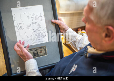 Thomas Brien Haigley Jr., 79 ans, était âgé de cinq ans et vivant à Schofield Barracks adjacent à Wheeler Army Airfield quand les Japonais attaquent le 7 décembre, 1941. Il est titulaire d'un plan de Pearl Harbor et un dollar bill spécialement marqué comme authentique en cas japonais ensuite tenté de faire passer la fausse monnaie de l'île. Son père, Thomas Brien Haigley Sr., a été un capitaine et le médecin de l'US Army Medical Corps, avait laissé son fils sur le porche de leur maison, près de généraux Boucle à Schofield Barracks, voisins de faire rapport à l'hôpital de la base au cours de l'attaque japonaise et de là, il fut envoyé au m Banque D'Images