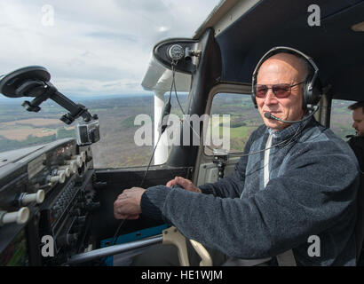 Le colonel à la retraite, un pilote Mapes Pete-médecin, témoigne d'un système anticollision au sol il a installé sur son Cessna Aircraft durant un vol au-dessus du Maryland, le 7 avril 2016. Mapes a joué un rôle déterminant à l'emploi d'aide d'avions de chasse automatique dans l'ensemble de la Force aérienne et co-écrit la première instruction de l'Armée de l'air pour les médecins-pilote. En raison de facteurs médicaux et humains qualités, pilote-médecins sont particulièrement bien adaptées pour aider à développer de nouveaux aéronefs, l'équipement et de l'avionique et les mises à niveau logicielles, et à s'assurer que l'évolution des missions peuvent être accueillis par des équipages et de l'air Banque D'Images