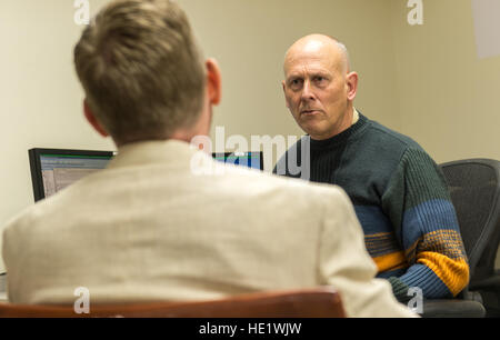 Le colonel à la retraite, un pilote Mapes Pete-médecin, des entretiens avec un patient au Joint Base Andrews, Md., Clinique de médecine de vol, le 7 avril 2016. Mapes a joué un rôle déterminant à l'emploi d'aide d'avions de chasse automatique dans l'ensemble de la Force aérienne et co-écrit la première instruction de l'Armée de l'air pour les médecins-pilote. En raison de facteurs médicaux et humains qualités, pilote-médecins sont particulièrement bien adaptées pour aider à développer de nouveaux aéronefs, l'équipement et de l'avionique et les mises à niveau logicielles, et à s'assurer que l'évolution des missions peuvent être accueillis par des équipages et des aéronefs. /Master Sgt. Brian Ferguson Banque D'Images