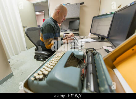 Le colonel à la retraite, un pilote Mapes Pete-médecin, utilise toujours une machine à écrire quand il voit des patients au niveau du joint Base Andrews, Md., Clinique de médecine de vol, le 7 avril 2016. Mapes a joué un rôle déterminant à l'emploi d'aide d'avions de chasse automatique dans l'ensemble de la Force aérienne et co-écrit la première instruction de l'Armée de l'air pour les médecins-pilote. En raison de facteurs médicaux et humains qualités, pilote-médecins sont particulièrement bien adaptées pour aider à développer de nouveaux aéronefs, l'équipement et de l'avionique et les mises à niveau logicielles, et à s'assurer que l'évolution des missions peuvent être accueillis par des équipages et des aéronefs. /Master Banque D'Images