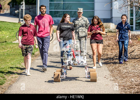 Les membres de l'équipe de l'Université Cornell Mars Rover, Emma Charpentier, Varun Belur, Nicole Polemeni-Hegarty, le Capitaine Kevin O'Brien, conseiller de faculté , Corinne Lippe et Jasmine Liu, tester la conception rover ils vont entrer dans l'université à l'extérieur du Défi Mars Rover Phillips Hall à l'Université Cornell, Avril 16, 2016. J.M. Eddins Jr. Banque D'Images