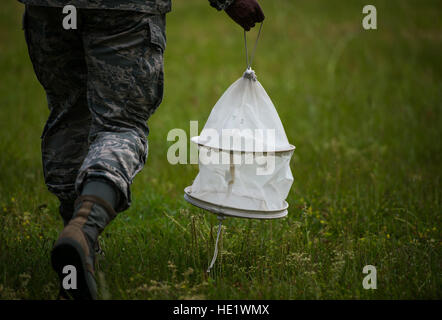 Navigant de première classe Markesha Hicks porte un piège à moustiques plein d'insectes retour à la 1ère du Groupe médical des opérations spéciales. Des pièges sont disposés autour d'Hurlburt Field Air Force Base le soir avant d'aviateurs les recueillir, afin d'allouer assez de temps pour les moustiques pour être capturés. /Le s.. Andrew Lee Banque D'Images