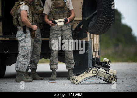 Le s.. Brian Wirt montre deux autres 325e Escadre de chasse des explosifs et comment les membres de l'exploitation d'un micro-robot MTGR au sol tactique avant de commencer un entraînement physique à la base aérienne Tyndall, en Floride le 20-pound MTGR est un robot de surveillance et de reconnaissance tactique qui peut manoeuvrer dans tous les terrains. /Le s.. Andrew Lee Banque D'Images