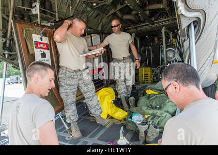 Pulvérisation aérienne de la maintenance du 910th Airlift Wing bref l'information sur la sécurité avant le chargement de l'insecticide dans les réservoirs de moustiques d'un C-130 Hercules à Joint Base Charleston, S.C. 5 mai 2016. Moins d'une once de pulvérisation du produit chimique par acre limite effectivement la population de moustiques près de la base. La mission de la 910th Air Station de réserve à Youngstown, Ohio, est de maintenir le ministère de la défense que la grande zone de pulvérisation aérienne à voilure fixe capacité de contrôler insectes porteurs de maladies, insectes nuisibles, la végétation indésirable et de disperser les déversements de pétrole dans de grandes étendues d'eau. /Master Banque D'Images