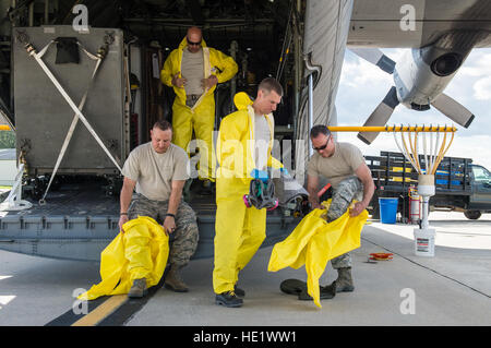 Pulvérisation aérienne de la maintenance du 910th Airlift Wing don équipement de protection personnelle avant le chargement de l'insecticide dans les réservoirs de moustiques d'un C-130 Hercules à Joint Base Charleston, S.C. 5 mai 2016. Moins d'une once de pulvérisation du produit chimique par acre limite effectivement la population de moustiques près de la base. La mission de la 910th Air Station de réserve à Youngstown, Ohio, est de maintenir le ministère de la défense que la grande zone de pulvérisation aérienne à voilure fixe capacité de contrôler insectes porteurs de maladies, insectes nuisibles, la végétation indésirable et de disperser les déversements de pétrole dans de grandes étendues d'eau. Banque D'Images