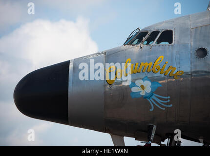 Le Columbine II, un Lockheed Constellation, est le premier avion à porter l'indicatif d'appel 'Air Force One' et a survolé la 34e président, le Président Dwight D. Eisenhower, de 1953 à 1954. L'avion, a officiellement pris sa retraite en 1968, a été nommé par la Première Dame Mamie Eisenhower après l'état du Colorado, aux fleurs qui est peint sur le nez de l'avion. /Le s.. Andrew Lee Banque D'Images