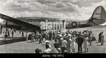 Le président Dwight D. Eisenhower et la Première Dame Mamie Eisenhower sortie "Air Force One", un Lockheed Constellation nommée Columbine II en 1953. Banque D'Images