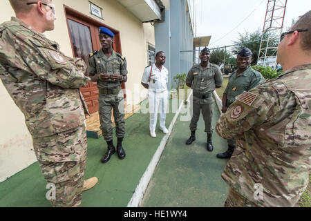 Tech. Le Sgt. Le Capt Phil Davis et va parler avec Caraghiaur Gabon Air Force d'arrimeurs lors d'une pause dans la classe 13 juin 2016. Davis et Caragiaur font partie de la prise en charge de la mobilité 818th Escadron consultatif de Joint Base McGuire, qui offre des services consultatifs et de formation de mobilité l'assistance à l'appui de l'Armée de l'air objectifs de renforcer les capacités des partenaires. /Master Sgt. Brian Ferguson Banque D'Images