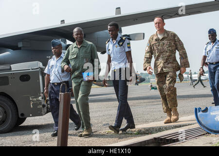 Le Major Matt Harvey promenades avec un groupe de membres de l'Armée de l'air gabonaise après une visite de l'US Air Force un Hercules C-130, 20 juin 2016. La visite faisait partie d'une classe de formation de mobilité fournis par le 818th Escadron Consultatif d'aide à la mobilité de l'Armée de l'air gabonaise en Afrique. Le 818th MSAS de Joint Base McGuire air mobility fournit des services consultatifs et de la formation l'assistance à l'appui de l'Armée de l'air objectifs de renforcer les capacités des partenaires. /Master Sgt. Brian Ferguson Banque D'Images