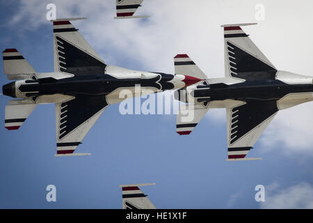 L'US Air Force Thunderbirds effectuez une démonstration aérienne au cours de l'Cannon Air Show le 28 mai 2016, at Cannon Air Force Base, N.M. Le salon met en lumière les capacités uniques et les qualités d'CannonÕs et commandos de l'air célèbre aussi la relation de longue date entre la 27e Escadre d'opérations spéciales et la communauté locale. /Tech. Le Sgt. Manuel J. Martinez Banque D'Images