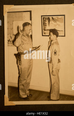 Photo du colonel Andrew Kowalski, l'armée des États-Unis à la retraite, 101, lorsqu'il était stationné à Hickam Field, Oahu, Hawaii. Le Dec 7, 1941 ; le jour de l'attaque surprise japonaise de détruire la flotte du Pacifique de la Marine américaine ancrée à Pearl Harbor, Kowalski était un sergent-chef à l'époque et a été chargé de tenir des registres des morts et blessés à Hickam Field. J.M. Eddins Jr. Banque D'Images