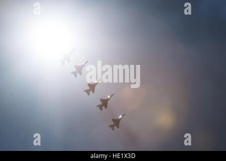 L'US Air Force Thunderbirds démontrer au cours de vol de précision Cheyenne Frontier Days le 27 juillet 2016, à Cheyenne, Wyo. Thunderbirds une performance de la fierté, de la précision et le professionnalisme de l'équipe, tout en mettant en avant les compétences et la formation de l'indicatif tous les membres de l'Armée de l'air. /Le s.. Christopher Ruano Banque D'Images