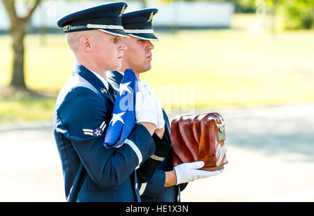 Les cendres, menées par les membres d'une garde d'honneur de l'US Air Force, d'Elaine Danforth Harmon, qui a servi comme pilote de l'Armée de femmes WASP durant la Seconde Guerre mondiale, arriver pour son service funéraire au cimetière national d'Arlington, le 7 septembre 2016. La famille Harmon a travaillé depuis sa mort en avril 2015, à 95 ans, afin de faire annuler une décision de l'armée américaine, cette même année, d'annuler l'admissibilité des guêpes pour enterrement à Arlington. Les guêpes, une organisation paramilitaire qui transportait des avions militaires et des objectifs de formation de l'antenne remorquée, ont reçu un statut militaire en 1977 et jugée admissible pour Banque D'Images