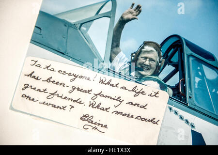 Une photographie d'Elaine Danforth Harmon, qui a servi comme pilote de l'Armée de femmes WASP durant la Seconde Guerre mondiale, et une remarque qu'elle a écrit avant sa mort a été présenté à un service commémoratif tenu à l'égard des femmes dans le service militaire pour l'Amérique Memorial, après un service funèbre, avec tous les honneurs militaires, pour l'Harmon au cimetière national d'Arlington, le 7 septembre 2016. La famille Harmon a travaillé depuis sa mort en avril 2015, à 95 ans, afin de faire annuler une décision de l'armée américaine, cette même année, d'annuler l'admissibilité pour les guêpes pour enterrement à Arlington. Les guêpes, une organisation paramilitaire qui transportait milit Banque D'Images